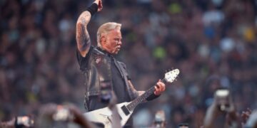 Ο Τζέιμς Χέτφιλντ έκανε πρόταση γάμου κάτω από το νερό στη σύντροφό του