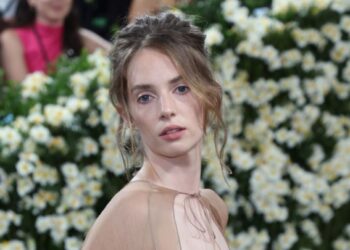 «The God of the Woods»: Η Μάγια Χοκ πρωταγωνιστεί σε νέα δραματική σειρά μυστηρίου