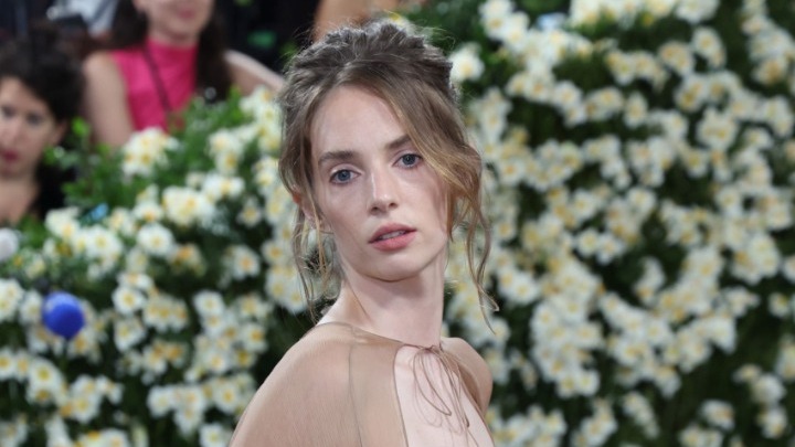 «The God of the Woods»: Η Μάγια Χοκ πρωταγωνιστεί σε νέα δραματική σειρά μυστηρίου