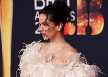 Στοιχεία από το θέατρο και την όπερα φέρνει στη σκηνή η Rosalía στην περιοδεία Lux Tour