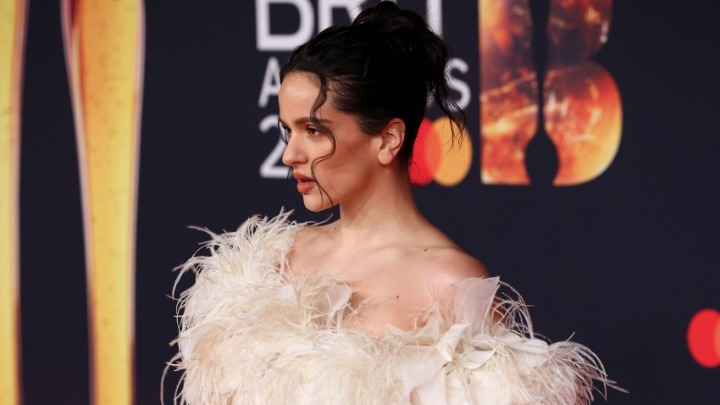 Στοιχεία από το θέατρο και την όπερα φέρνει στη σκηνή η Rosalía στην περιοδεία Lux Tour