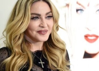 Madonna & Julia Garner: Ταξίδι στο παρελθόν με άρωμα «Like a Virgin»