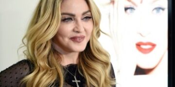 Madonna & Julia Garner: Ταξίδι στο παρελθόν με άρωμα «Like a Virgin»