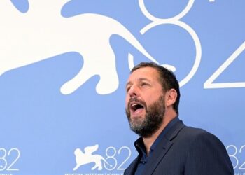 Ο Άνταμ Σάντλερ στο ψυχολογικό δράμα «Time Out» του Netflix