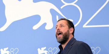 Ο Άνταμ Σάντλερ στο ψυχολογικό δράμα «Time Out» του Netflix