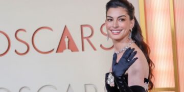 Warner Bros: Απόκοσμο μυστήριο και δεινόσαυροι στο πρώτο τρέιλερ του «The End of Oak Street»