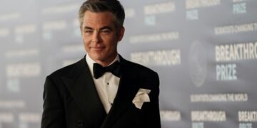 Universal: Ο Κρις Πάιν σε συζητήσεις για τη ρομαντική κομεντί «The Catch» με την Έμα Στόουν