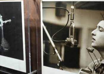 Μπομπ Ντίλαν: Σπάνιο προσχέδιο τραγουδιού ανακαλύφθηκε μέσα σε βιβλίο του Άλεν Γκίνσμπεργκ