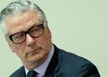 Ο Άλεκ Μπάλντουιν επιστρέφει στη δράση με το αστυνομικό θρίλερ «Kockroach»