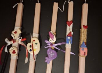 Χειροποίητες πασχαλινές λαμπάδες και ανοιξιάτικες συνθέσεις από την «Πηγή Ζωής»