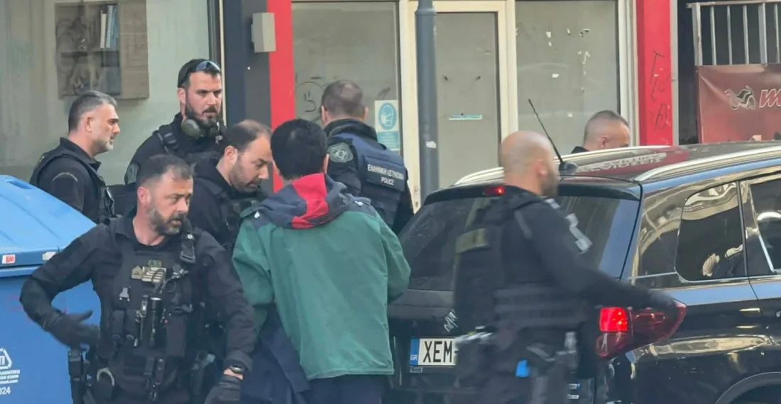 Θεσσαλονίκη: Αίσιο τέλος στην επιχείρηση της ΟΠΚΕ – Απομακρύνθηκε ο 20χρονος που είχε ταμπουρωθεί σε διαμέρισμα (VIDEO)