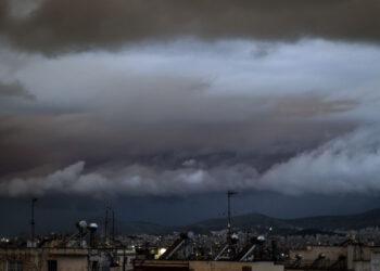 Ένας νεκρός από την κακοκαιρία Erminio, δρόμοι χείμαρροι στην Αττική – Που θα «χτυπήσει» σήμερα (Video)