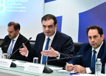 Πώς μοιράζεται το υπερπλεόνασμα: 150 ευρώ για κάθε παιδί, 300 ευρώ στους συνταξιούχους, επιστροφή ενοικίου για περισσότερους ενοικιαστές