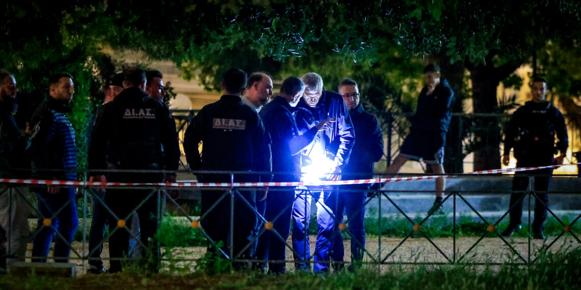 Ο ανώτατος αξιωματικός της ΓΑΔΑ πήγε να δει τι συμβαίνει κοντά στο σπίτι του και είδε νεκρό τον γιο του