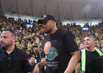 Ο “Greek Freak” και η οικογένειά του αποθεώθηκαν στο Αλεξάνδρειο – Εντυπωσιακή υποδοχή από την εξέδρα του Άρη