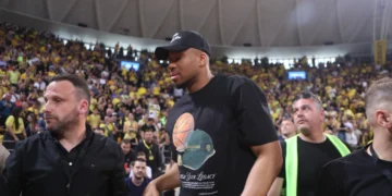 Ο “Greek Freak” και η οικογένειά του αποθεώθηκαν στο Αλεξάνδρειο – Εντυπωσιακή υποδοχή από την εξέδρα του Άρη