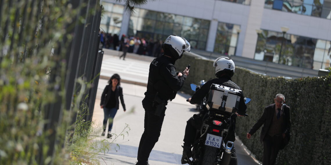 Ο ηλικιωμένος μετά τον ΕΦΚΑ πήγε με ταξί στη Λουκάρεως και πυροβόλησε άλλους τρεις ανθρώπους