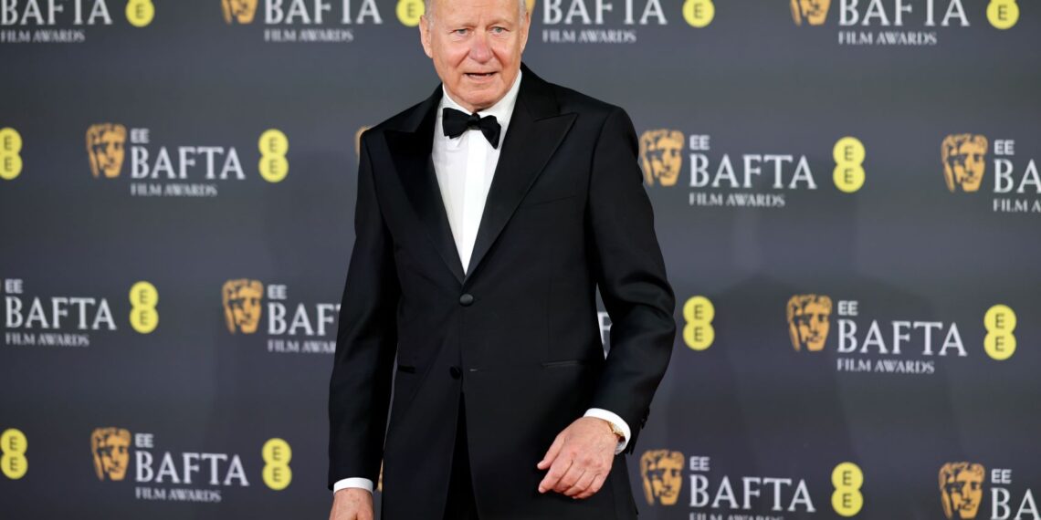 Ο Στέλαν Σκάρσγκαρντ και η Ντακότα Φάνινγκ στο νέο θρίλερ του Άλεξ Κάρι