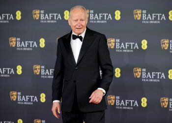 Ο Στέλαν Σκάρσγκαρντ και η Ντακότα Φάνινγκ στο νέο θρίλερ του Άλεξ Κάρι