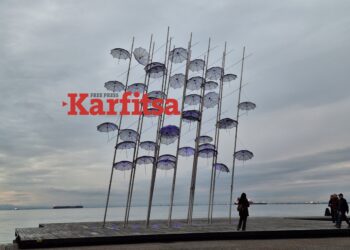 Μπλε φωτίστηκαν Λευκός Πύργος και Ομπρέλες Ζογγολόπουλου για την Παγκόσμια Ημέρα Αυτισμού (ΦΩΤΟ+Video)