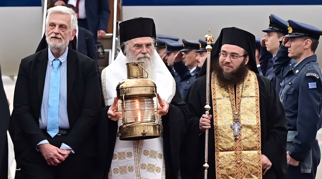 Έφτασε το Άγιο Φως στην Ελλάδα – Τιμές αρχηγού κράτους στην υποδοχή του