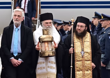 Έφτασε το Άγιο Φως στην Ελλάδα – Τιμές αρχηγού κράτους στην υποδοχή του