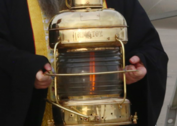 Άγιο Φως: Αεροπορική «αλυσίδα» πτήσεων για τη διανομή του σε όλη τη χώρα – Τι ώρα φτάνει;