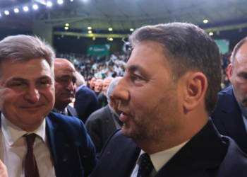 Ο Νίκος Φαραντούρης ανακοίνωσε τη συμπόρευσή του με το ΠΑΣΟΚ