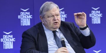 Βενιζέλος από Delphi Forum: Αιχμές για «θεσμικά δυστυχήματα» και μικροκομματικούς χειρισμούς στην υπόθεση ΟΠΕΚΕΠΕ