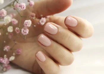 Κοντά νύχια: Τα χρώματα που θα απογειώσουν το μανικιούρ σου! (photo)