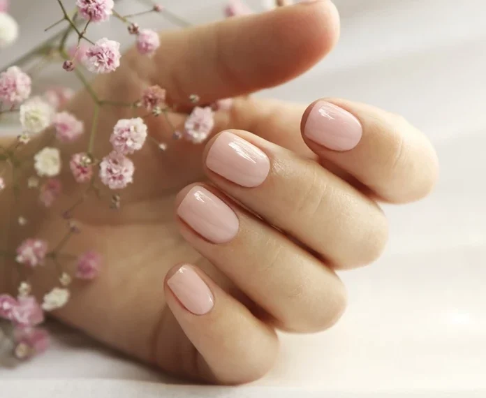 Κοντά νύχια: Τα χρώματα που θα απογειώσουν το μανικιούρ σου! (photo)