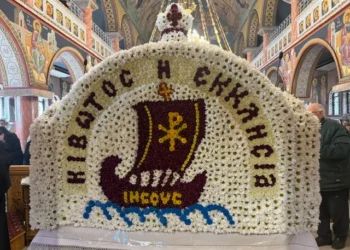 “Με πίστη και λουλούδια”: 16 ώρες αφοσίωσης στον Επιτάφιο των Αγίων Πάντων στη Θεσσαλονίκη