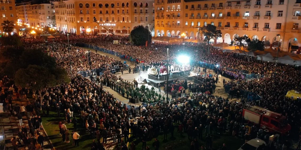 Θεσσαλονίκη: Συνάντηση πέντε Επιταφίων στην Αριστοτέλους – Συγκίνηση στο κέντρο της πόλης (φώτο)