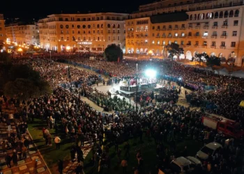 Θεσσαλονίκη: Συνάντηση πέντε Επιταφίων στην Αριστοτέλους – Συγκίνηση στο κέντρο της πόλης (φώτο)