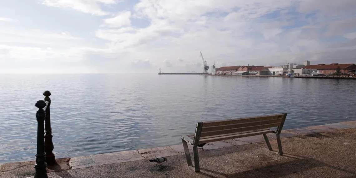 Θεσσαλονίκη: Λασποβροχές και αφρικανική σκόνη στο σκηνικό του καιρού – Έως 24°C η θερμοκρασία