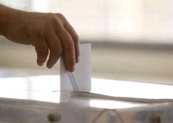 RealPolls: Μπροστά η ΝΔ με 30,6%, ανακατατάξεις στο πολιτικό σκηνικό – Στο προσκήνιο Τσίπρας και Καρυστιανού
