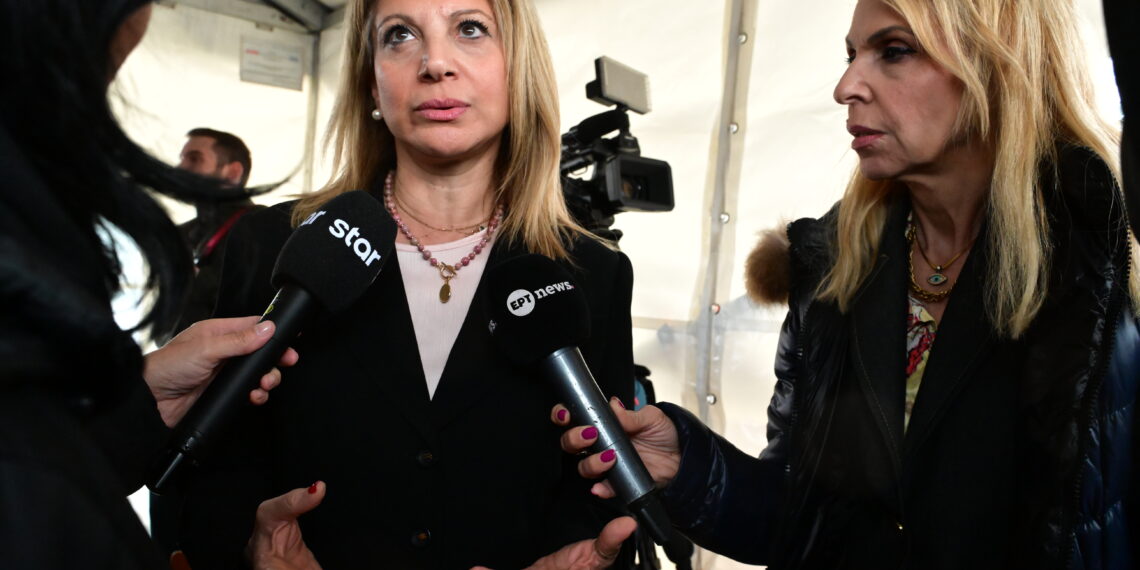 Εντάσεις και διαμαρτυρίες στη δίκη για τα Τέμπη από Καρυστιανού και Κωνσταντοπούλου