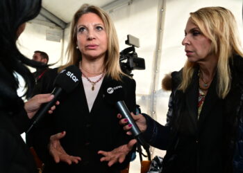 Εντάσεις και διαμαρτυρίες στη δίκη για τα Τέμπη από Καρυστιανού και Κωνσταντοπούλου