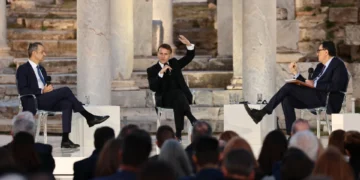 Μήνυμα στήριξης Μακρόν στην Ελλάδα από τη ρωμαϊκή αγορά