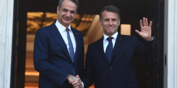 «Ελλάς – Γαλλία συμμαχία» στο Μαξίμου: Μητσοτάκης και Μακρόν «σφραγίζουν» νέα στρατηγική συνεργασία (photo+video)