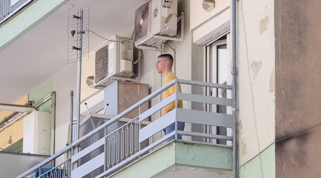 Θεσσαλονίκη: Συνομιλεί με διαπραγματευτή της αστυνομίας ο 20χρονος φοιτητή που ταμπουρώθηκε σε διαμέρισμα