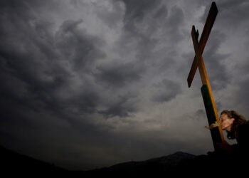 «Το δάκρυ της Παναγιάς»: Γιατί πάντα τη Μεγάλη Παρασκευή ο καιρός είναι μουντός