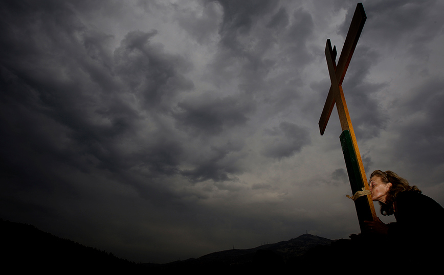 «Το δάκρυ της Παναγιάς»: Γιατί πάντα τη Μεγάλη Παρασκευή ο καιρός είναι μουντός