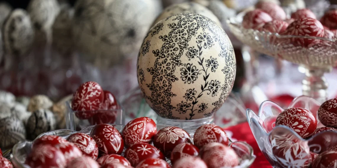 Πασχαλινά αβγά με κερί – Δείτε τη γυναίκα που αναβιώνει το έθιμο Περδίκα της Κοζάνης (Video)