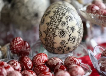 Πασχαλινά αβγά με κερί – Δείτε τη γυναίκα που αναβιώνει το έθιμο Περδίκα της Κοζάνης (Video)