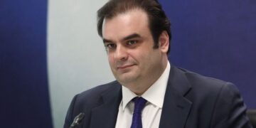 Πιερρακάκης: Η ανάπτυξη «χτίζει» το πλεόνασμα – Μόνο 10% από φόρους