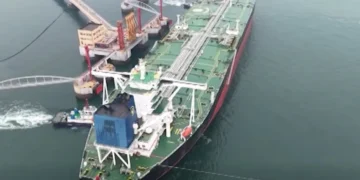 Πλοία διέσχισαν τα Στενά του Ορμούζ μετά την εφαρμογή του αμερικανικού αποκλεισμού