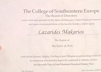 Ο Μακάριος Λαζαρίδης έδειξε on air το πτυχίο του! (video)