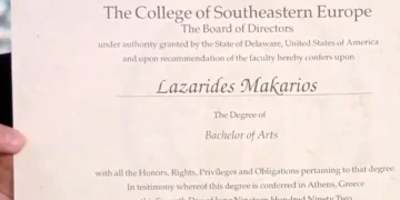 Ο Μακάριος Λαζαρίδης έδειξε on air το πτυχίο του! (video)