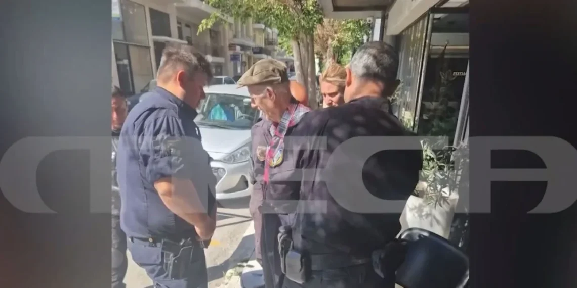 Η στιγμή της σύλληψης του 89χρονου στην Πάτρα που τραυμάτισε 5 με καραμπίνα (video)